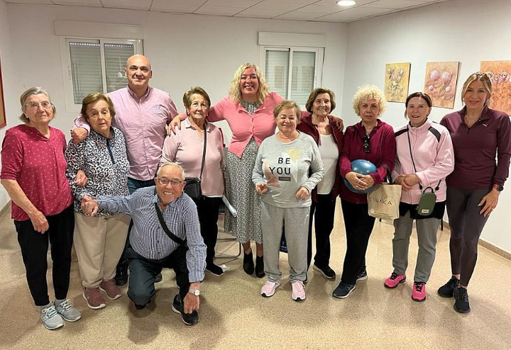 Flor Almón visita el Centro de Mayores de Puntalón para compartir actividades y conocer las necesidades de este espacio municipal